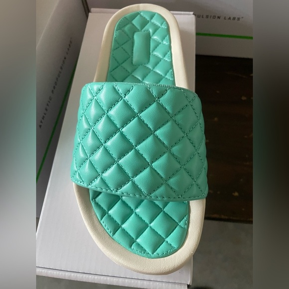 BNWT, APL Women’s Lusso Slide, Leather, Quilted Mint Slide Sandals, size 6 - Picture 2 of 4